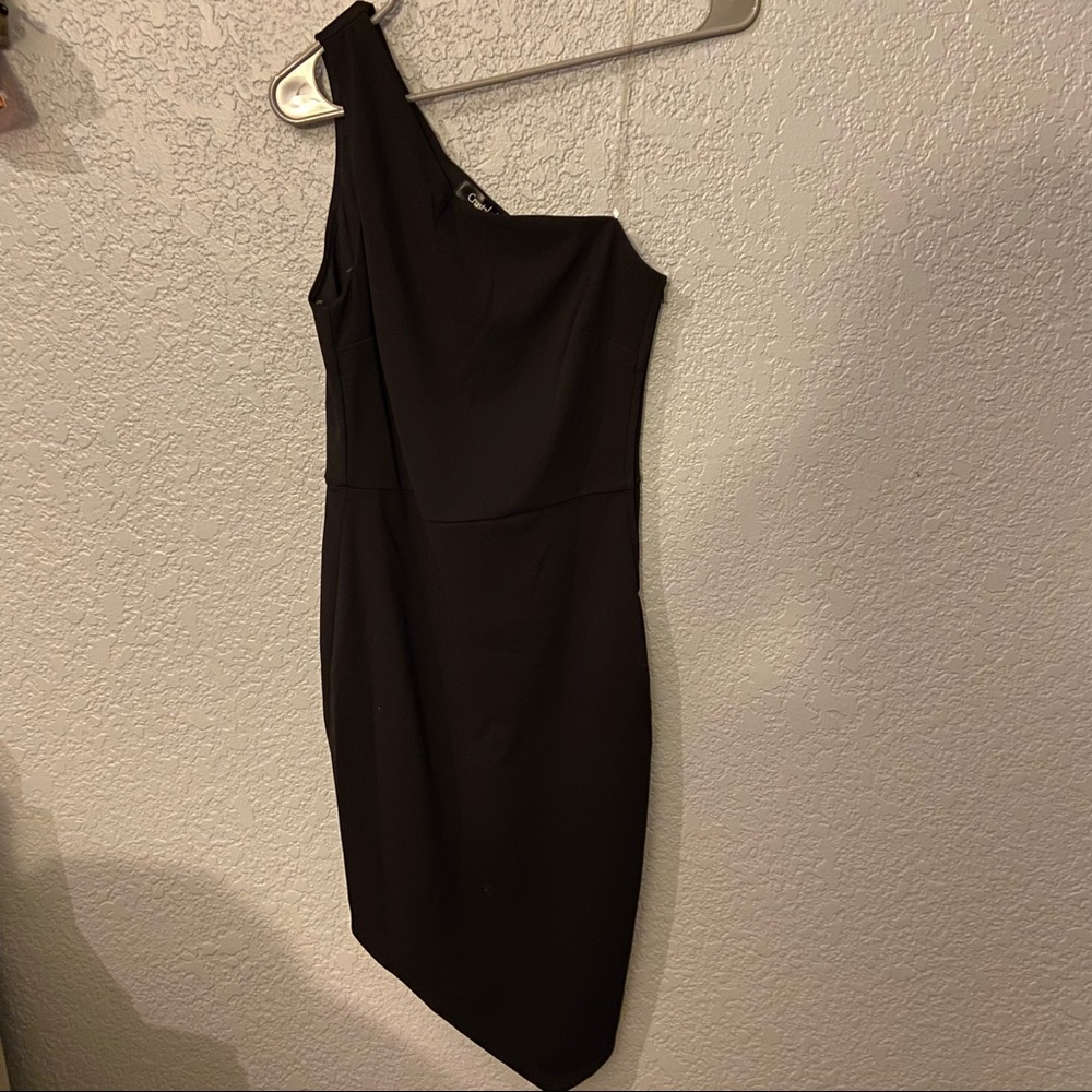 black bodycon dress